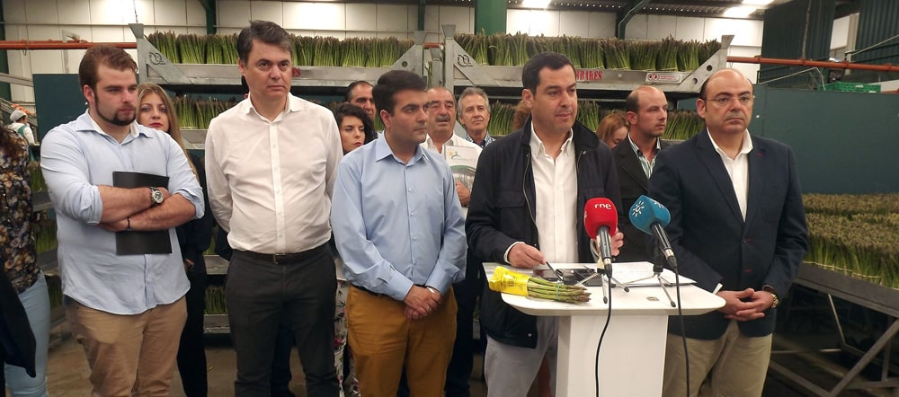 Juanma Moreno Se Dirige A Los Medios Durante Su Visita A La Cooperativa 'los Gallombares'