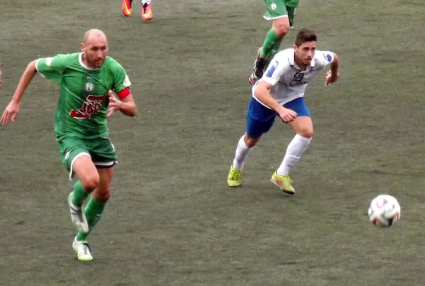 Ocaña Y Quevedo Corren En Busca Del Balón En El Partido De La Primera Vuelta.