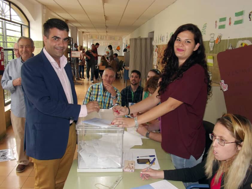 Joaquín Camacho Acudía A Votar El Colegio Público Victoria