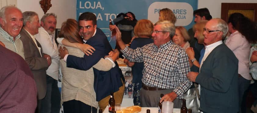 Joaquín Camacho Se Abraza A Matilde Ortiz Tras Conocerse El Triunfo Del Pp En Loja.