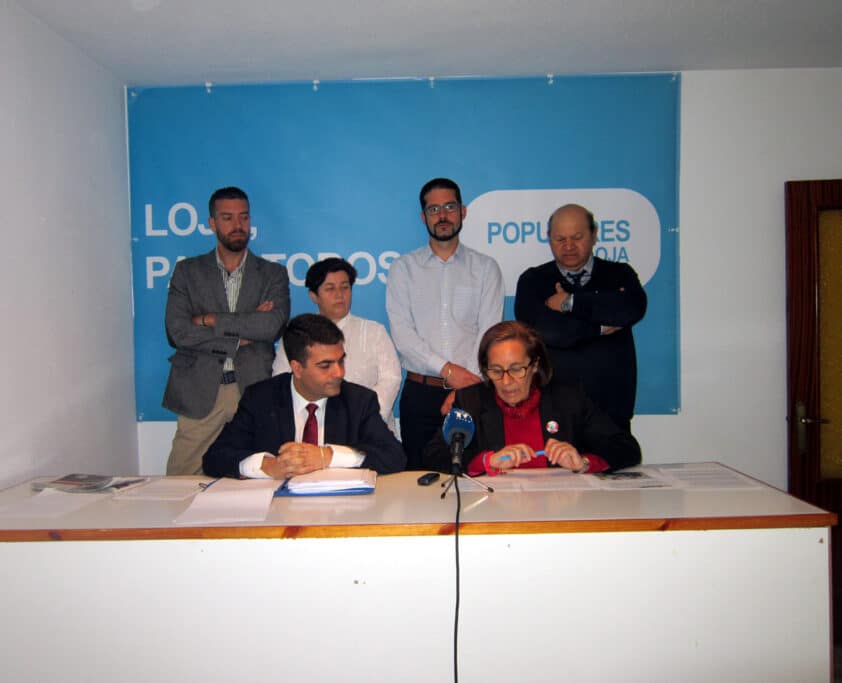 Camacho Y Ortiz Junto Al Resto De Concejales Del Pp En Rueda De Prensa.