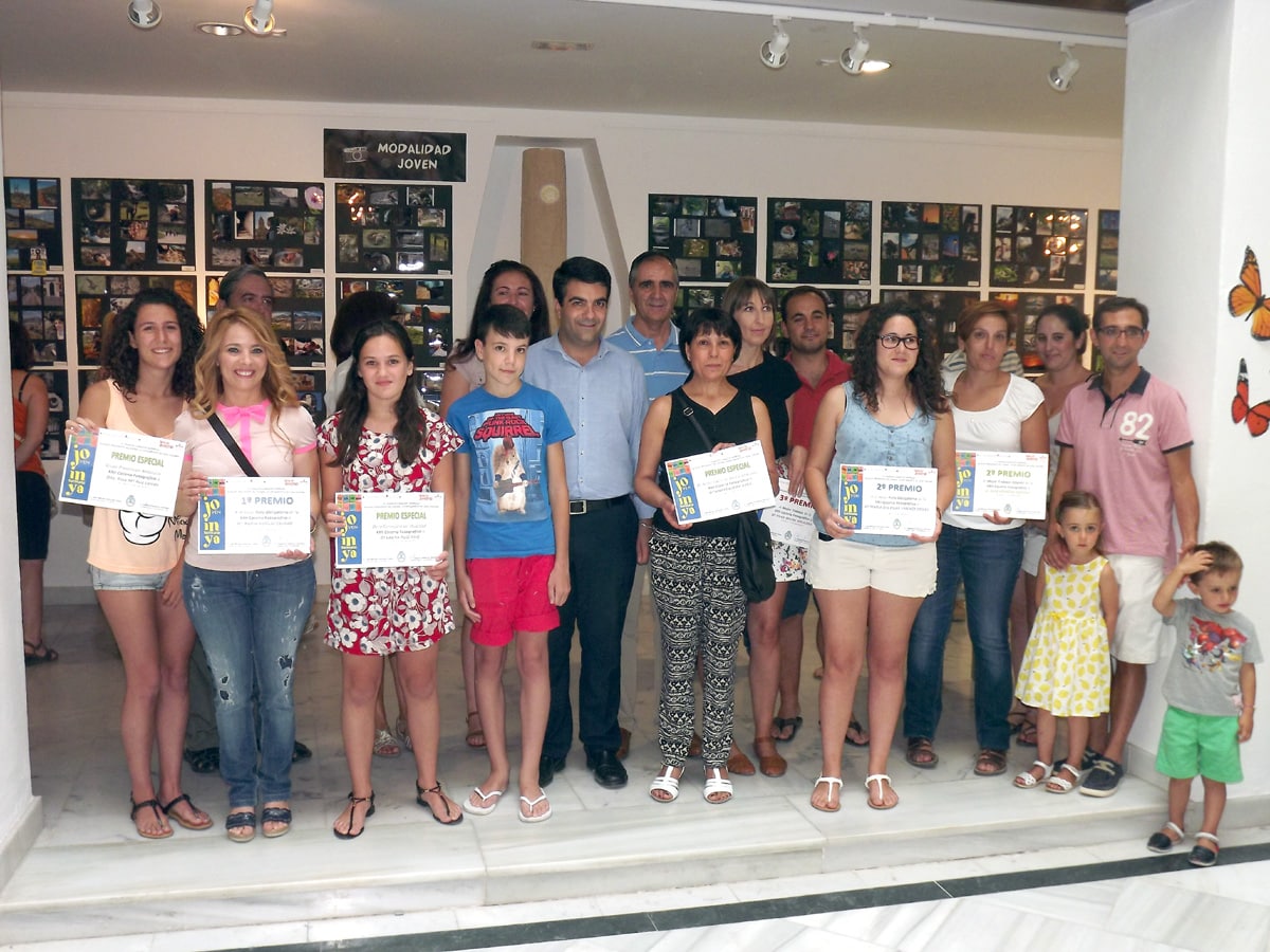 Los Ganadores Del Concurso Con El Alcalde Y El Concejal De Cultura.
