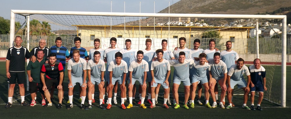 La Plantilla Y El Cuerpo Técnico Posan Juntos En El Primer Entrenamiento. Foto: P. Castillo