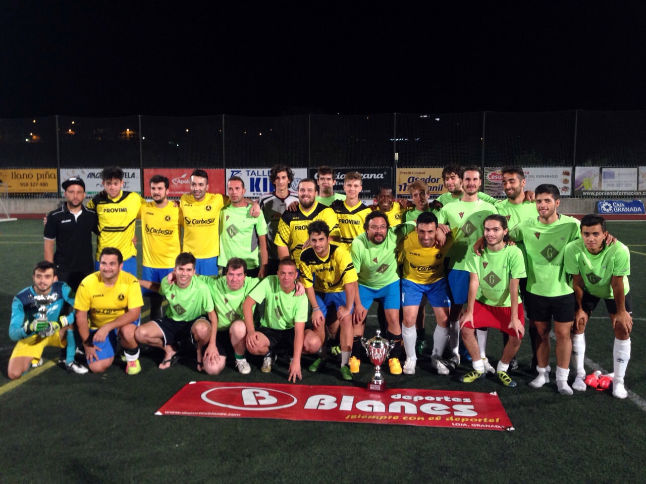 Los Dos Equipos Finalistas Del Torneo Posan Con Los Trofeos Tras La Conclusión.