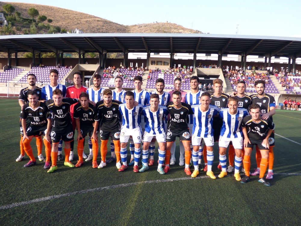 Los Dos Equipos Posan Juntos Antes De Empezar El Partido. Foto: Paco Castillo.