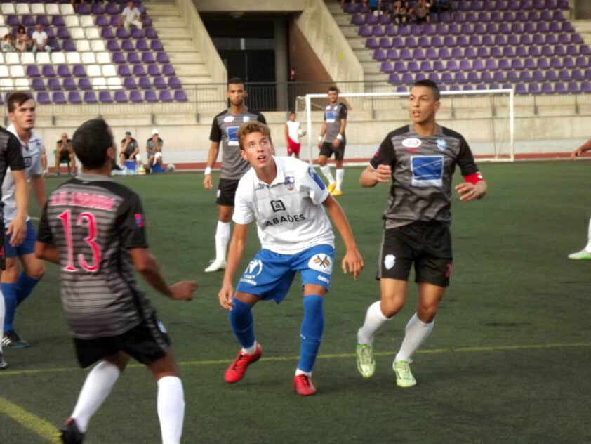 El Lojeño Michel Observa El Balón Ante Unos Rivales En El Partido Ante El Tánger