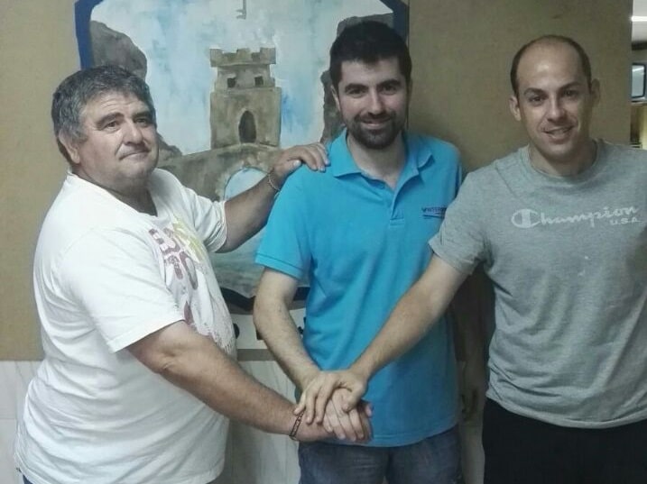 El Técnico Lojeño, En El Centro, Junto Al Presidente Y El Coordinador Deportivo Del Club.