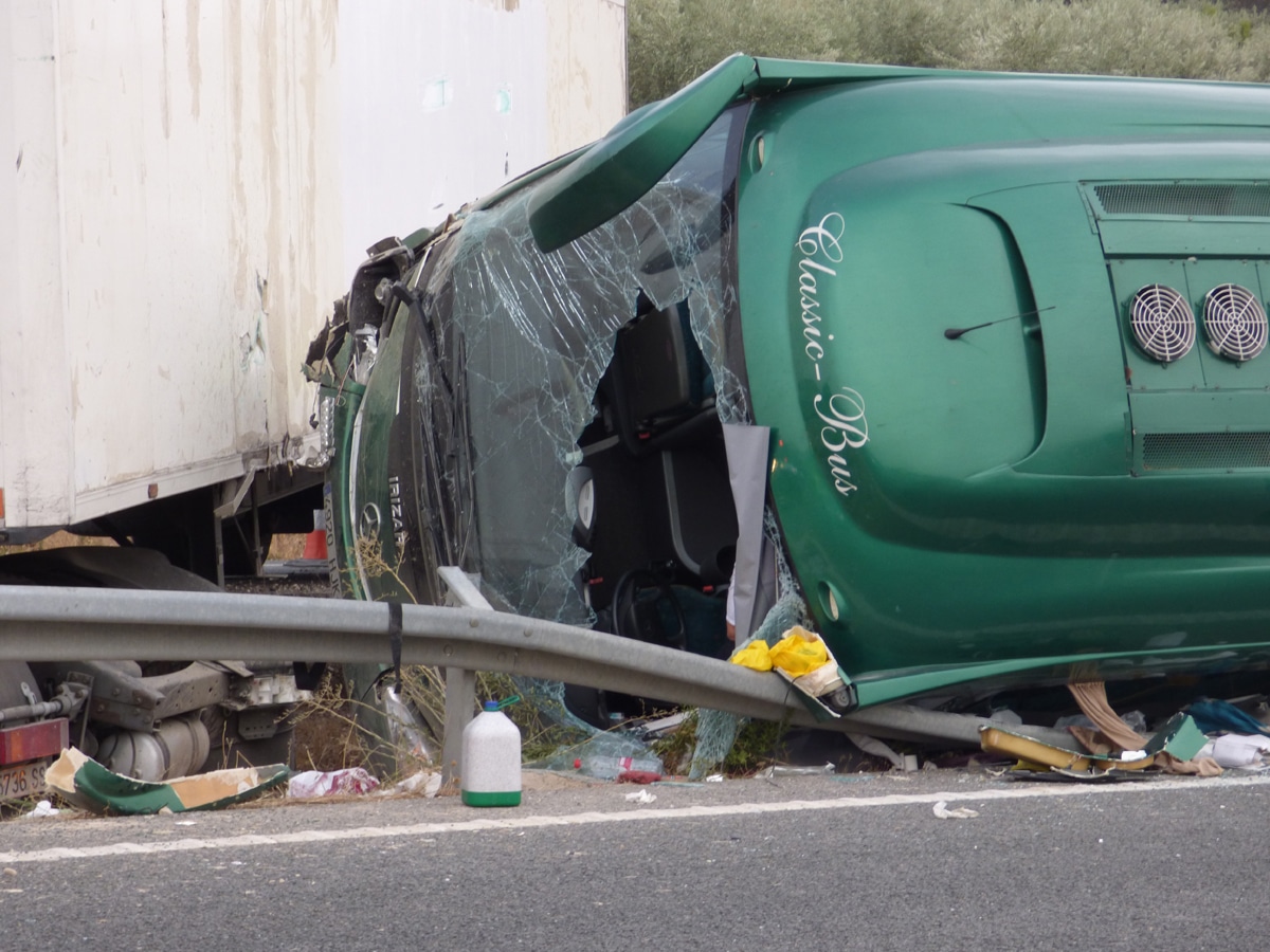 Estado En Que Quedó El Autobús Siniestrado, En La Mediana De La A 92 A La Altura De Salar. A. Matas.