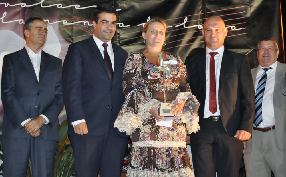 La Ganadora Muestra La 'volaera' De Plata Junto Al Alcalde Y El Presidente De La Peña Flamenca