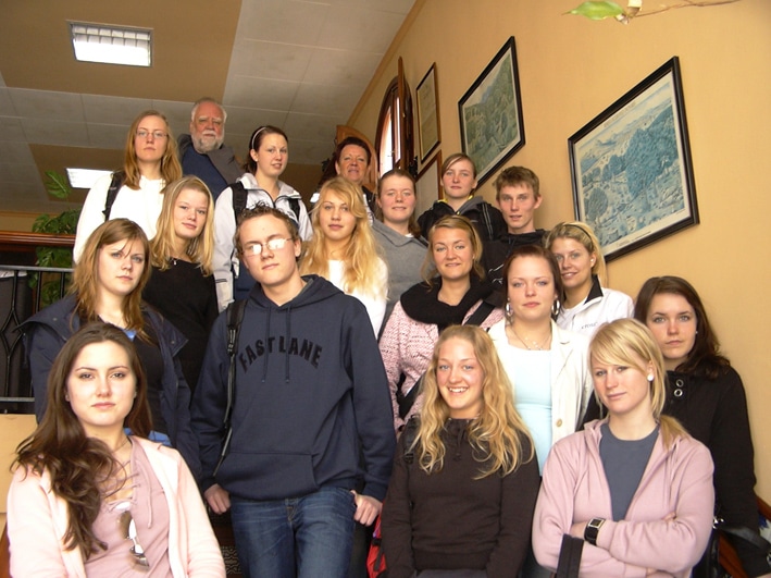 En La Parte Superior De La Foto, Bo Y Margarette, Profesores Suecos En Una Visita Con Alumnos Hace U