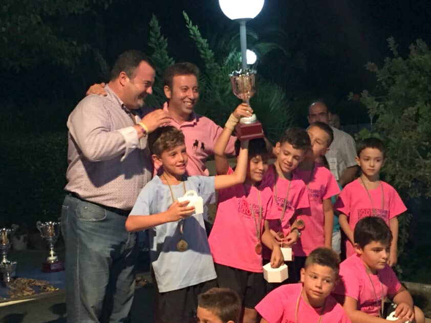 Uno De Los Equipos Participantes En El Campeonato Con Su Trofeo