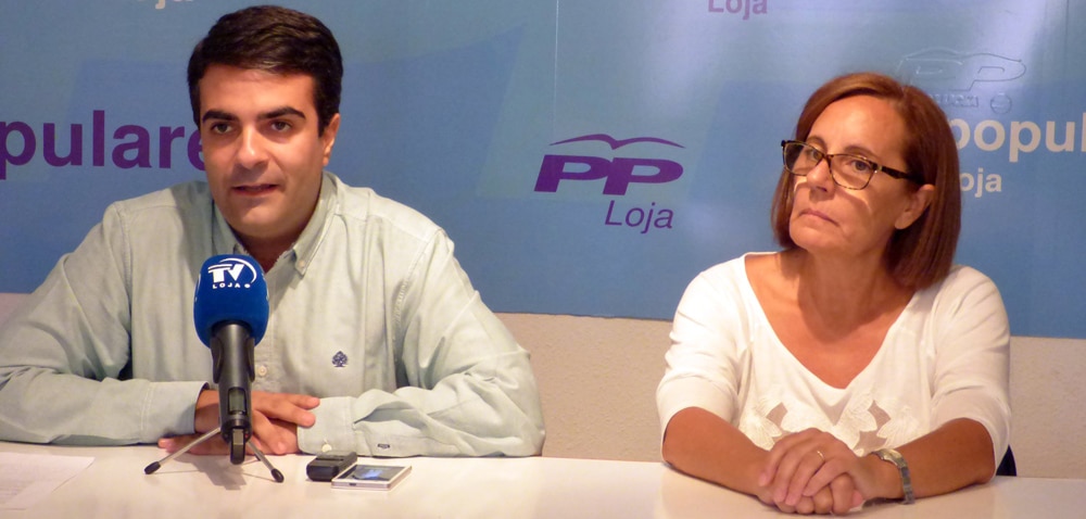 Joaquín Camacho Y Matilde Ortiz Durante La Rueda De Prensa, En La Sede Del Pp Lojeño.