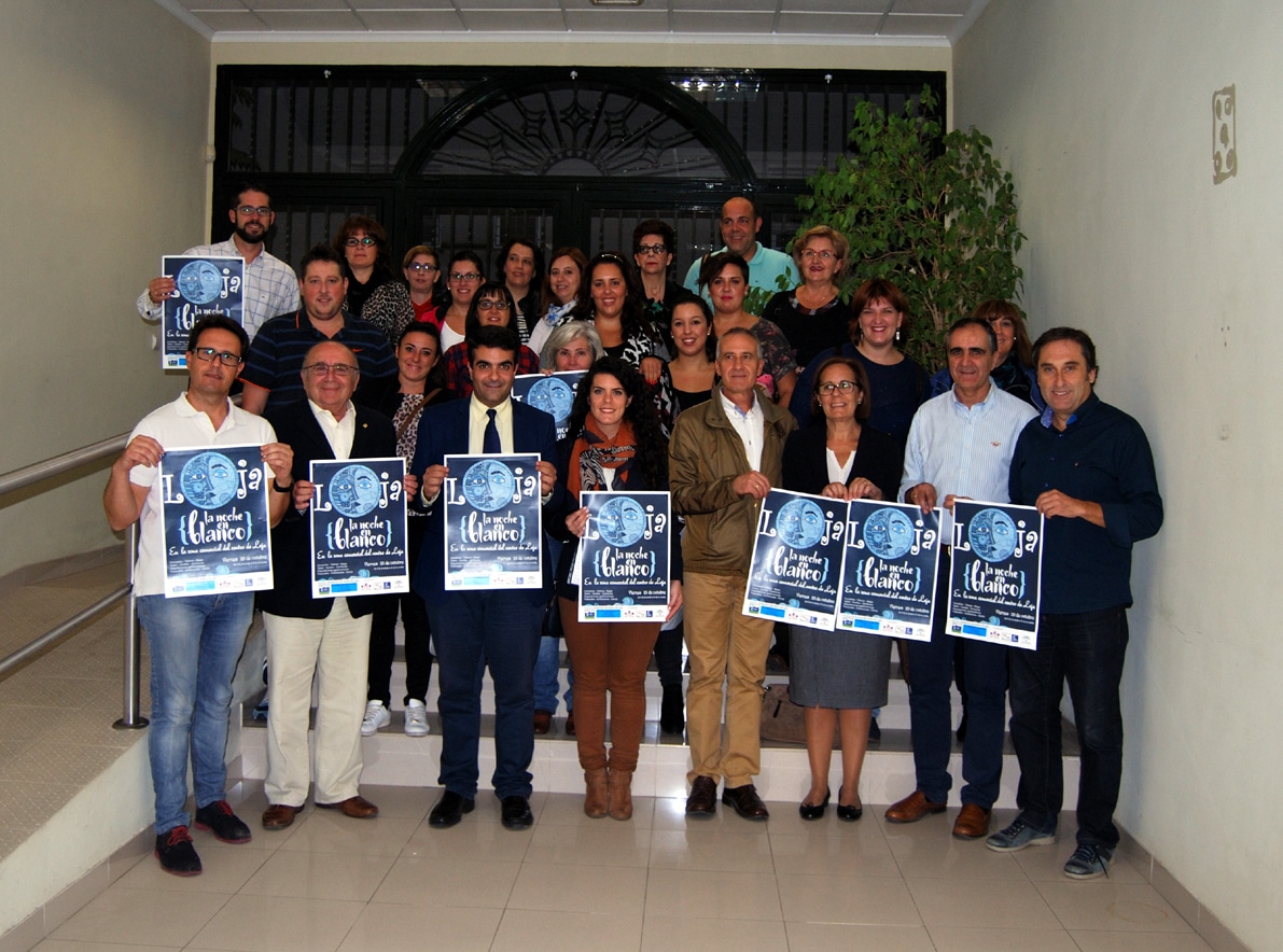 Comerciantes Junto A Las Autoridades En La Presentación Del Evento.