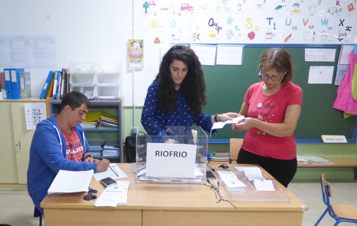 Los Miembros De La Mesa Electoral De Riofrío Durante El Recuento De Las Papeletas