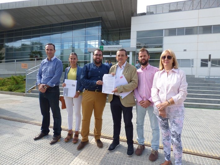 Castellano, Mancilla Y Otros Miembros Del Grupo Socialista Ante Las Puertas Del Hospital Lojeño