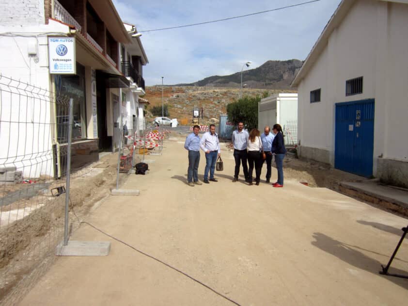 Trabajos Que Se Ejecutan En La Calle Azucenas Del Polígono Manzanil I. Foto: J.mª.j.