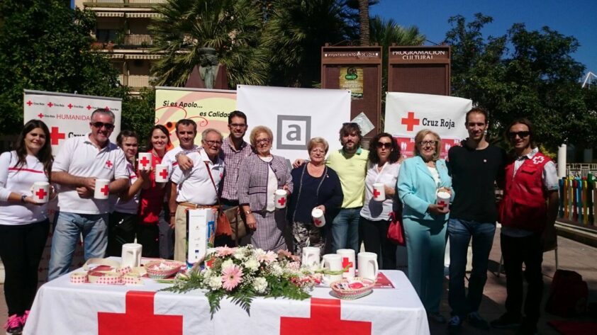 Voluntarios Y Autoridades Locales En La Mesa Instalada En La Plaza De La Victoria.