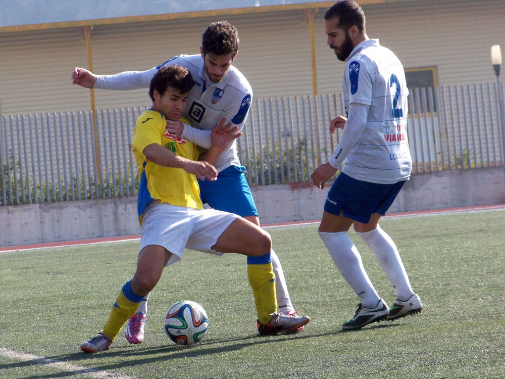 Diego Protege El Balón Ante Rafilla Y Choco En El Partido Del Pasado Año.