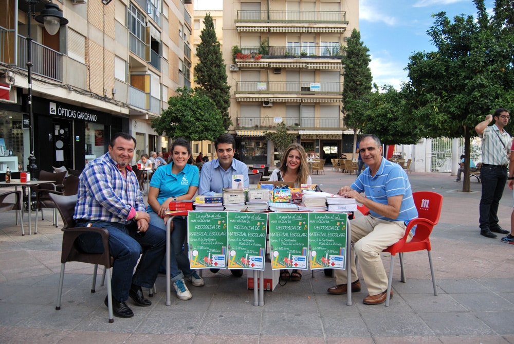 Stand Colocado En La Plaza De La Victoria, Con Miembros Del Grupo Municipal Del Pp Lojeño.