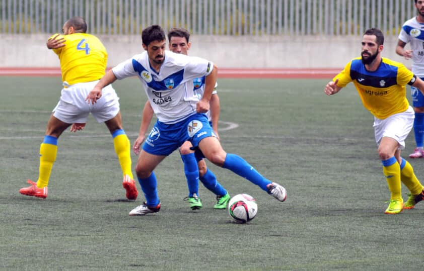 Ramiro Se Lleva El Balón Entre Dos Jugadores Del Huétor Tájar En El Partido Del Domingo Pasado