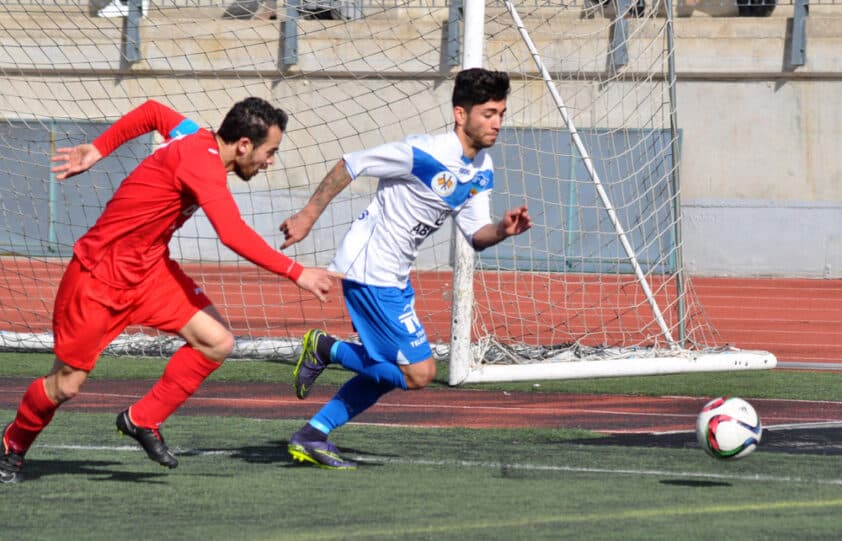 Óscar Lozano Se Marcha Del Capitán Visitante Miguelín Durante El Partido De Esta Mañana.