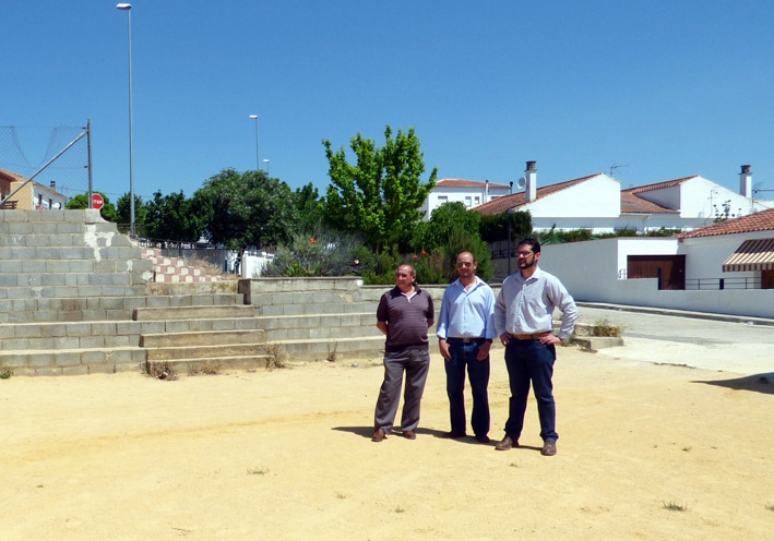 Los Concejales Y El Alcalde Pedáneo Observan Las Posibles Mejoras Que Se Harán En Nuevos Planes