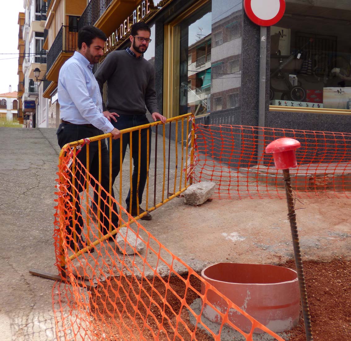 El Alcalde Y El Concejal De Obras Supervisan El Avance De Las Obras. P.c.