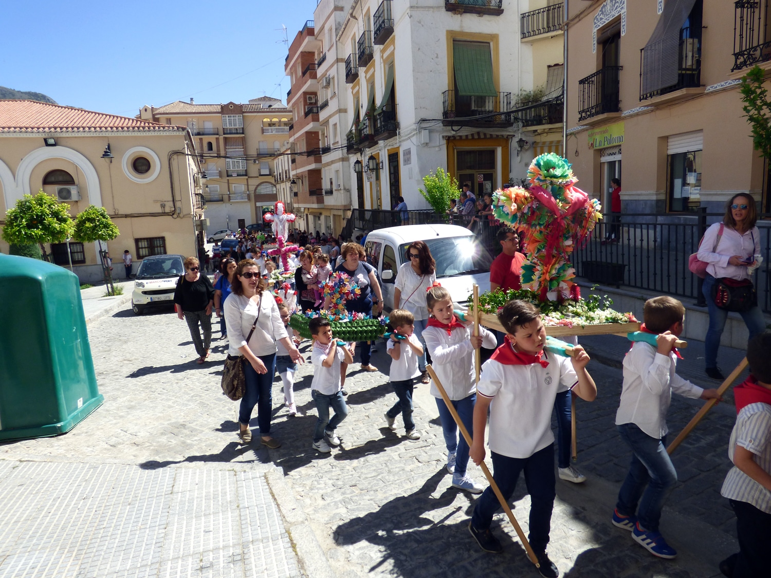 Las Cruces Participantes Durante Su Recorrido Con Motivo Del Concurso Infantil.