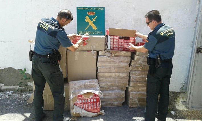 Agentes De La Guardia Civil Comprueban El Contenido De Las Cajas.