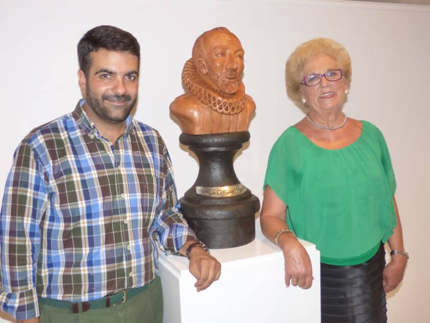 Ana Ávila, Junto A Joaquín Camacho Con El Busto Sobre La Figura De Cervantes