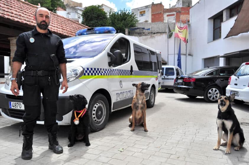 José Carlos Rivas Con La Unidad Canina De La Policía Local De Loja.