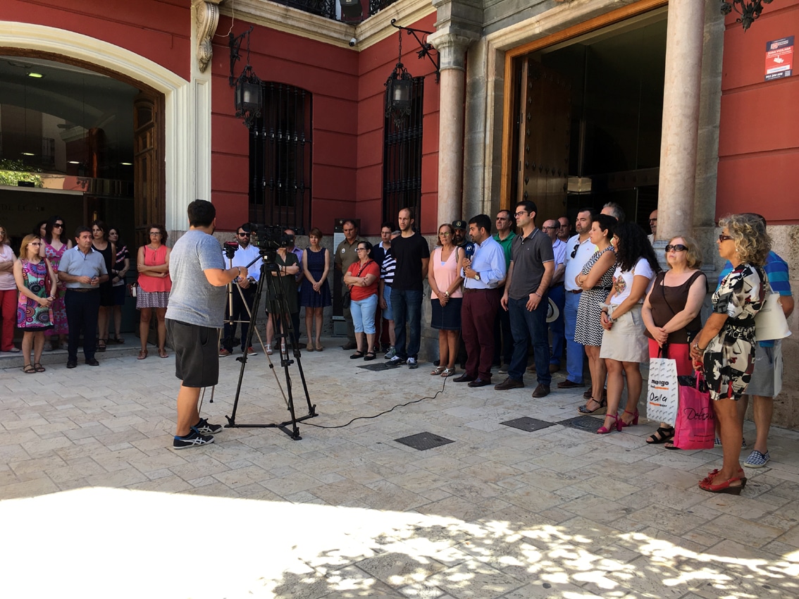 Concentración A Las Puertas Del Consistorio Lojeño. A. Matas.