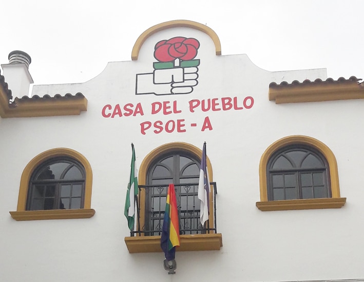 La Bandera Arco Iris Entre Las De Loja Y La De Andalucía, Luce En La Fachada De La Casa Del Pueblo.