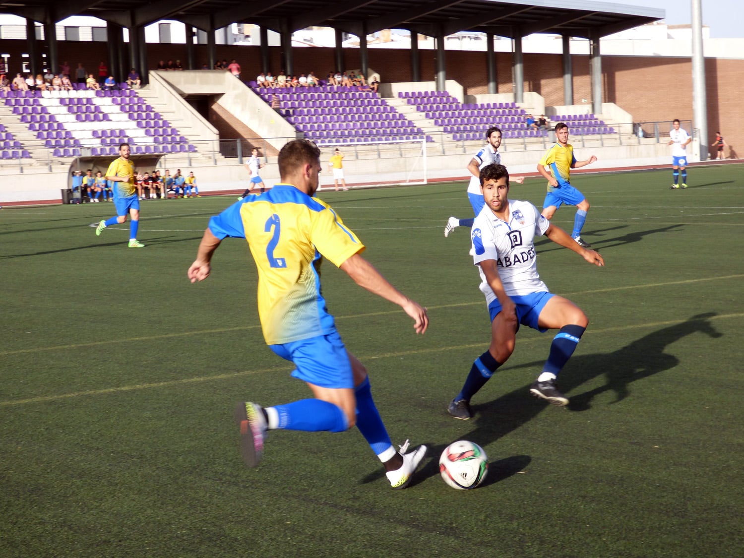 Diego Defiende Ante Un Jugador Del Dos Hermanas San Andrés. Foto: Paco Castillo.