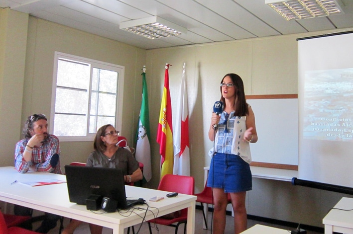 Ana Del Moral Expone Sus Conclusiones Ante La Atenta Mirada De Ramón Soler Y Matilde Ortiz.