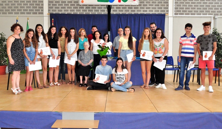 Participantes En El Certamen Junto A Sus Profesores Y Una Mujer Mayor Que También Acudió A La Cita.