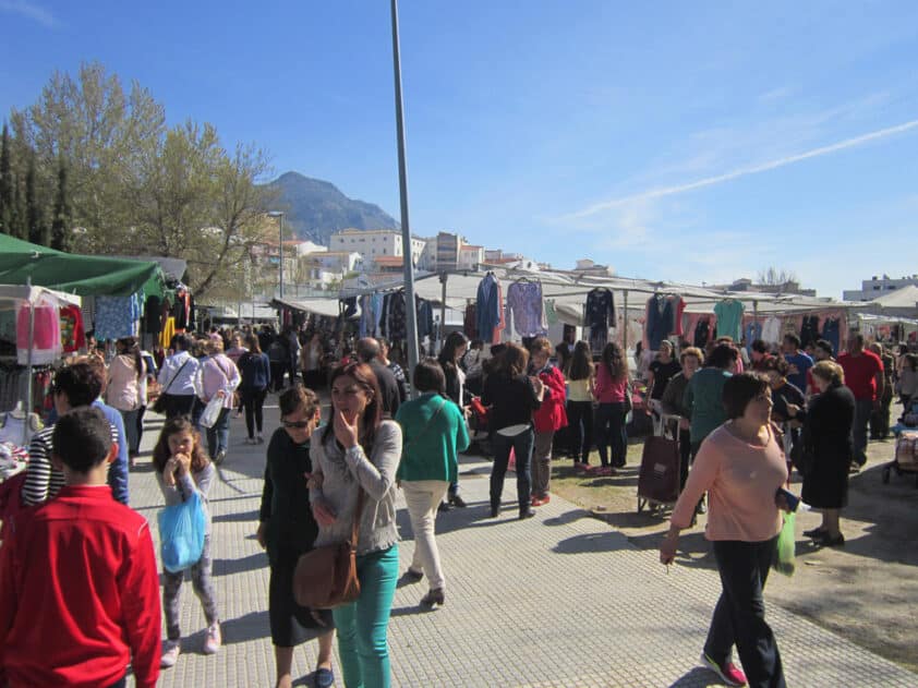 El Mercadillo De Los Lunes Se Sitúa En La Avenida Tierno Galván, Frente Al Hospital.