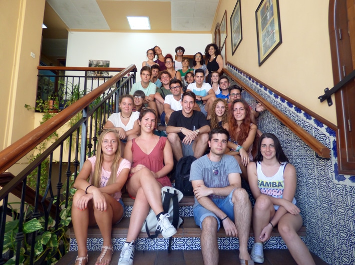 Grupo De Chicos Y Chicas Durante Su Vista A Las Instalaciones De Onda Loja Radio Y El Corto De Loja.