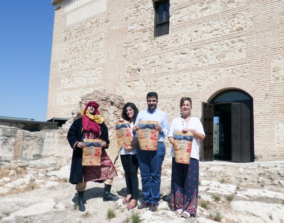 Boabdil, Paloma Gallego, Joaquín Camacho Y María De Lara En El Patio De Armas De La Alcazaba.