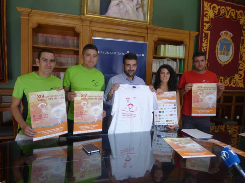 Miembros Del Club De Vuelo Libre Junto Al Alcalde, Joaquín Camacho Y La Concejal De Turismo, Paloma