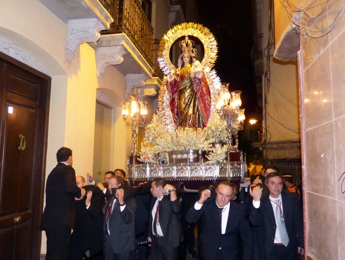 La Virgen De La Caridad, A Hombros De Sus Horquilleros, Por La Calle De Las Tiendas.