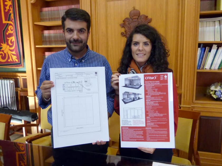 Joaquín Camacho Y Paloma Gallego Muestran Las Características Del Stand De Loja En Fitur