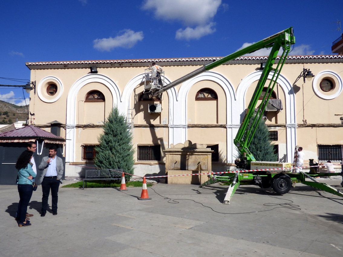 Trabajos De Pintura De La Fachada Del Edificio Que Se Están Llevando A Cabo Estos Días. M.m.