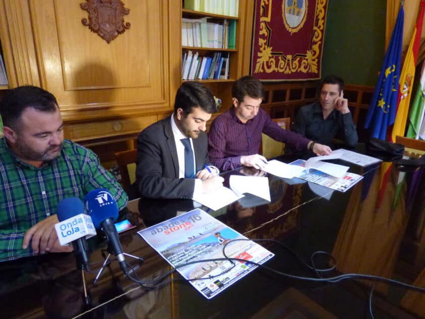 Momento De La Firma Del Convenio Por Parte Del Alcalde Y El Presidente Del Club Mala Cara