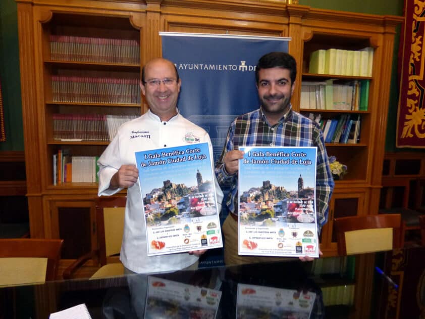 El Chef Henestrosa Y El Alcalde Joaquín Camacho En La Presentación De La Iniciativa Benéfica. M.m.