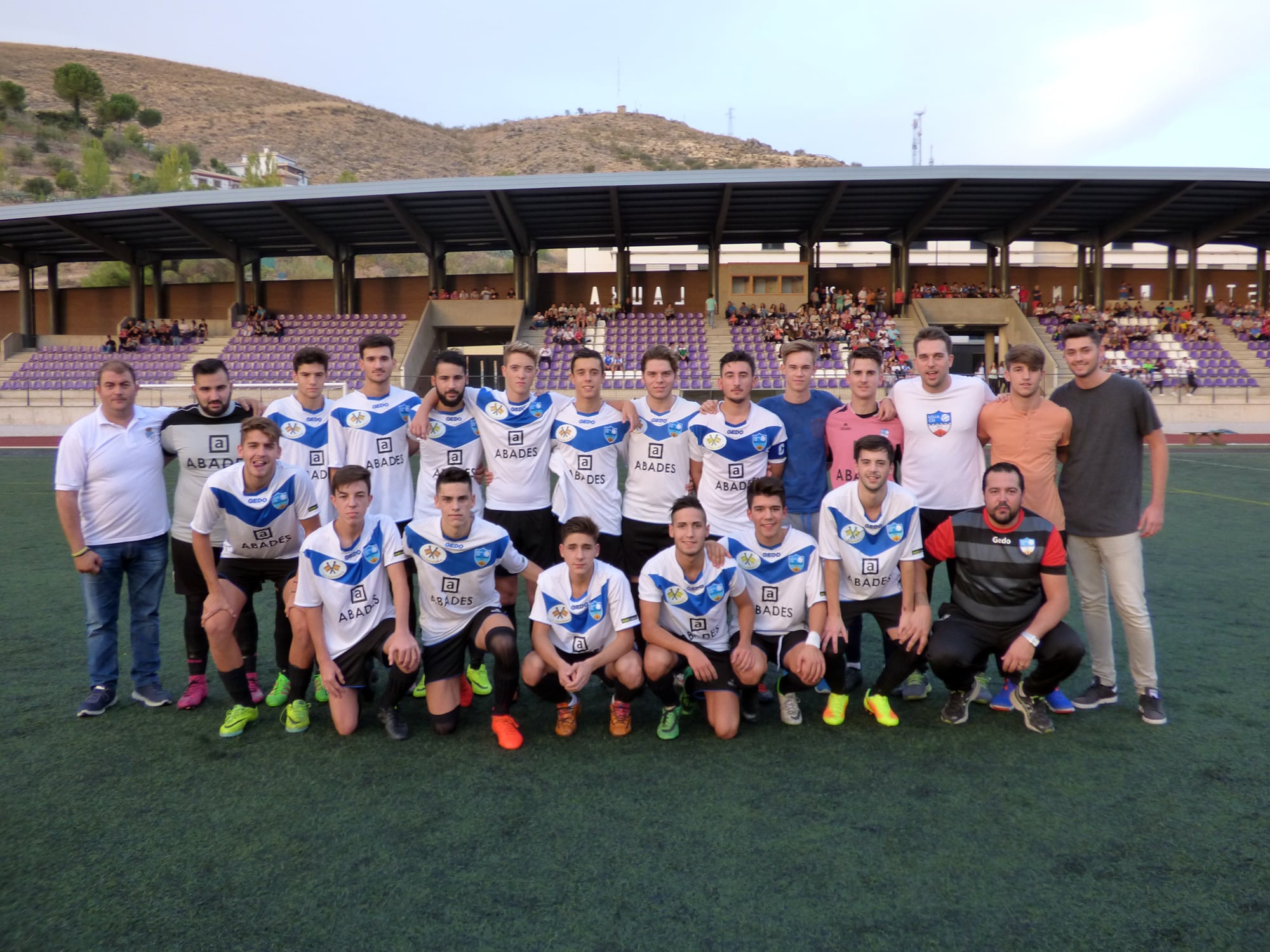 Los Juveniles Del Loja Posan Antes De Comenzar El Partido Con El Huétor Tájar