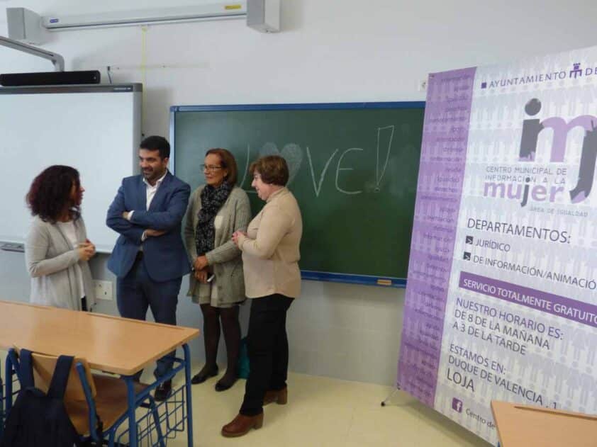 El Alcalde, Joaquín Camacho Junto A Carmen Ruíz Y La Edil De Bienestar Social, Matilde Ortiz Durante