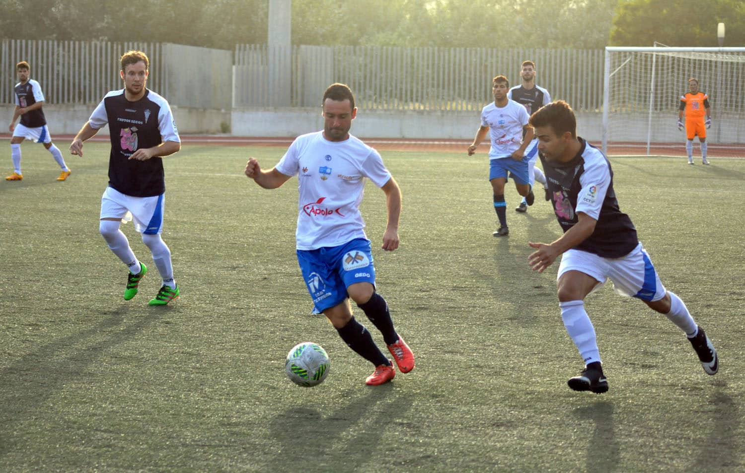 Una Acción Del Partido De La Primera Vuelta Entre Jorge Pina Y Pedro Corral