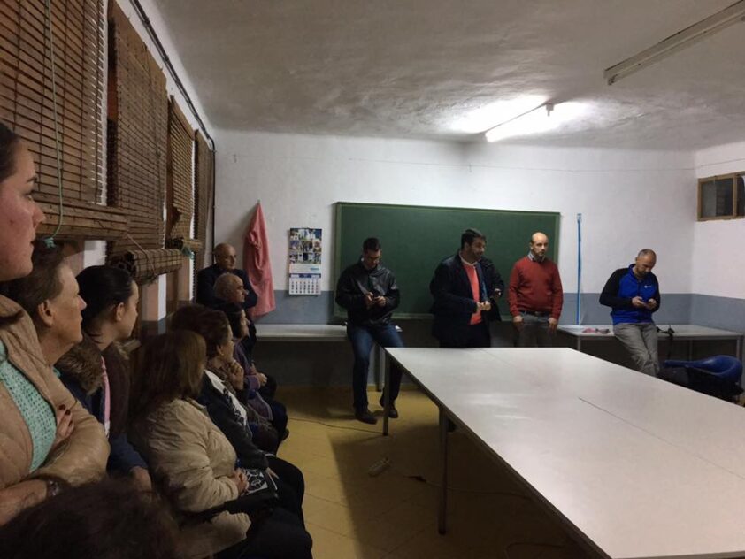 Imagen De La Reunión Del Alcalde, Joaquín Camacho Y El Concejal De Medio Rural Con Los Vecinos De Fu