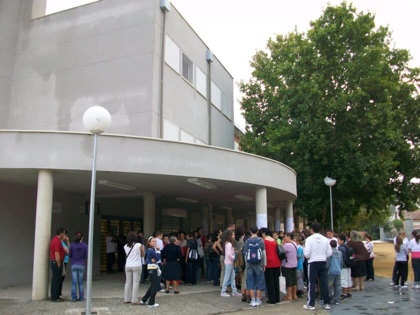 Alumnos A Las Puertas Del Ies Alfaguara